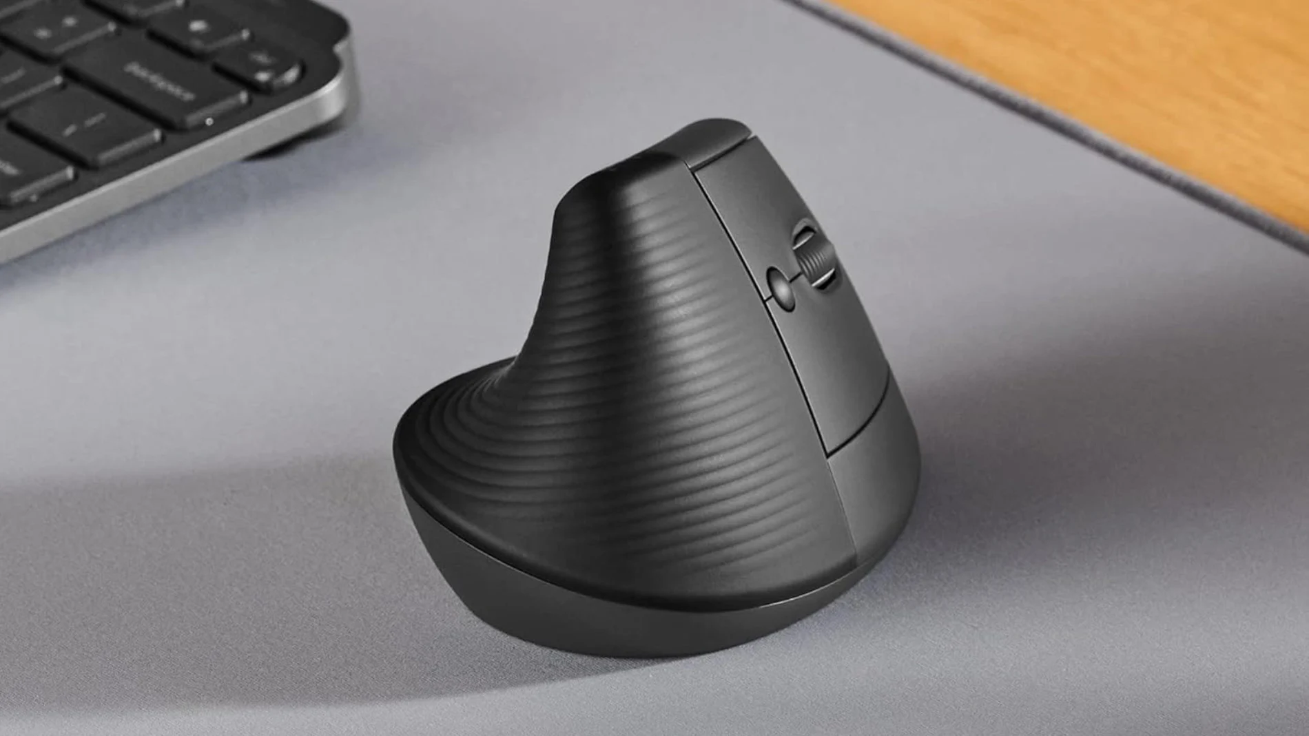 El ratón Logitech Lift funciona con una pila que puede durar hasta 2 años