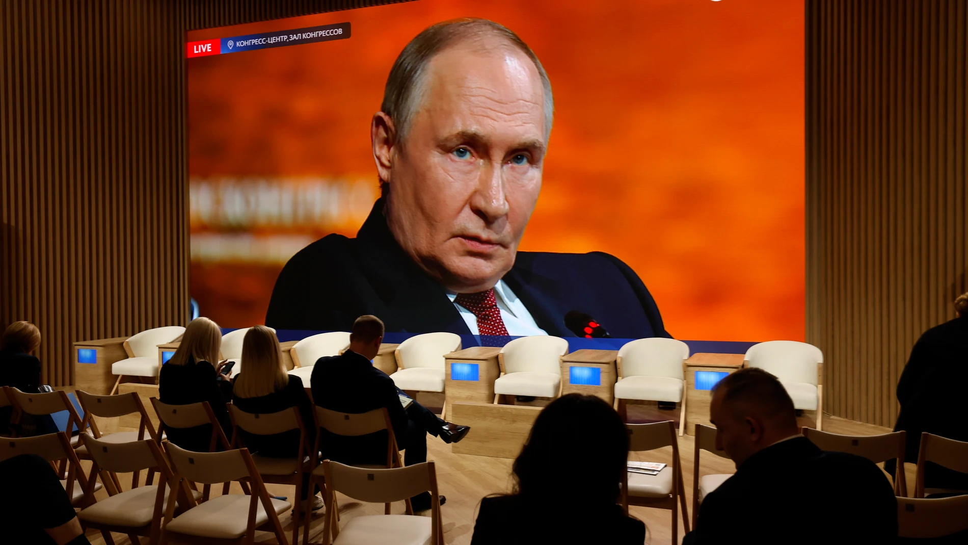 ST. PETERSBURG (Russian Federation), 20/06/2025.- Participants watch Russian President Vladimir Putin's speech on a TV screen during the 28th Saint Petersburg International Economic Forum (SPIEF) in St. Petersburg, Russia, 20 June 2025. The forum runs from 18 to 21 June 2025. (Rusia, San Petersburgo, San Petersburgo) EFE/EPA/ANATOLY MALTSEV