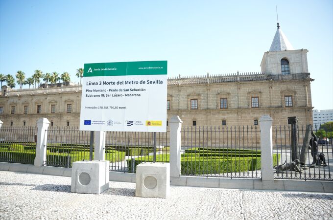 Cartel anunciador de las obras del subtramo III de la Línea 3 de metro de Sevilla junto al Parlamento de Andalucía