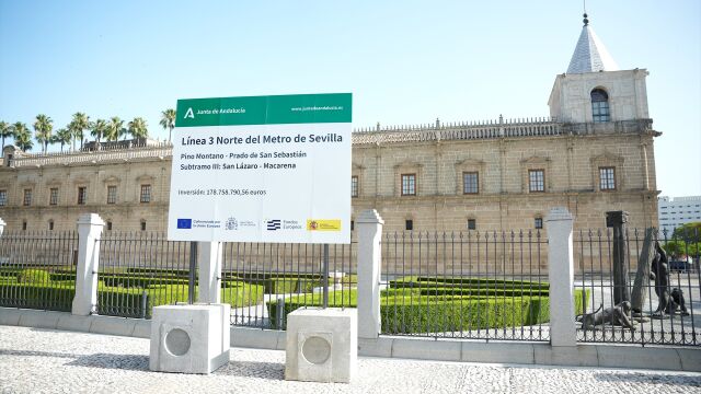 Cartel anunciador de las obras del subtramo III de la Línea 3 de metro de Sevilla junto al Parlamento de Andalucía
