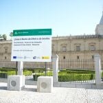 Cartel anunciador de las obras del subtramo III de la Línea 3 de metro de Sevilla junto al Parlamento de Andalucía