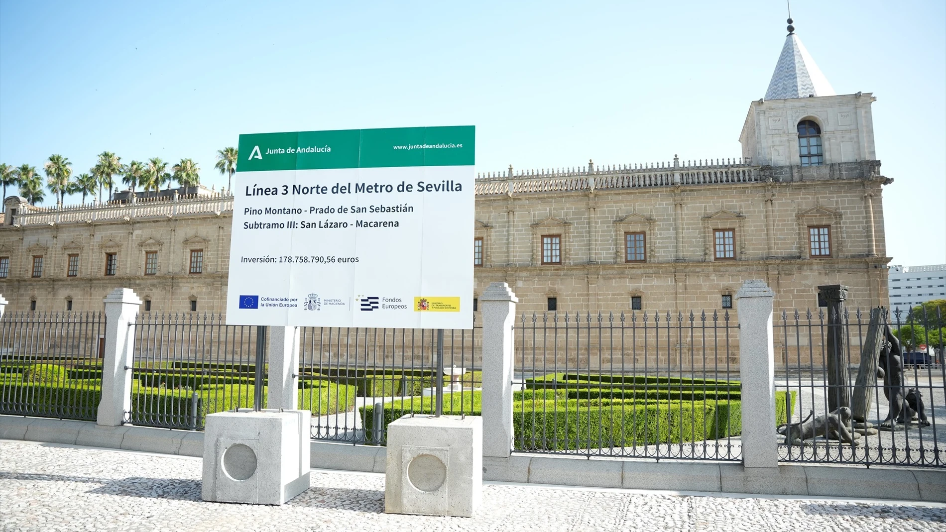 Cartel anunciador de las obras del subtramo III de la Línea 3 de metro de Sevilla junto al Parlamento de Andalucía
