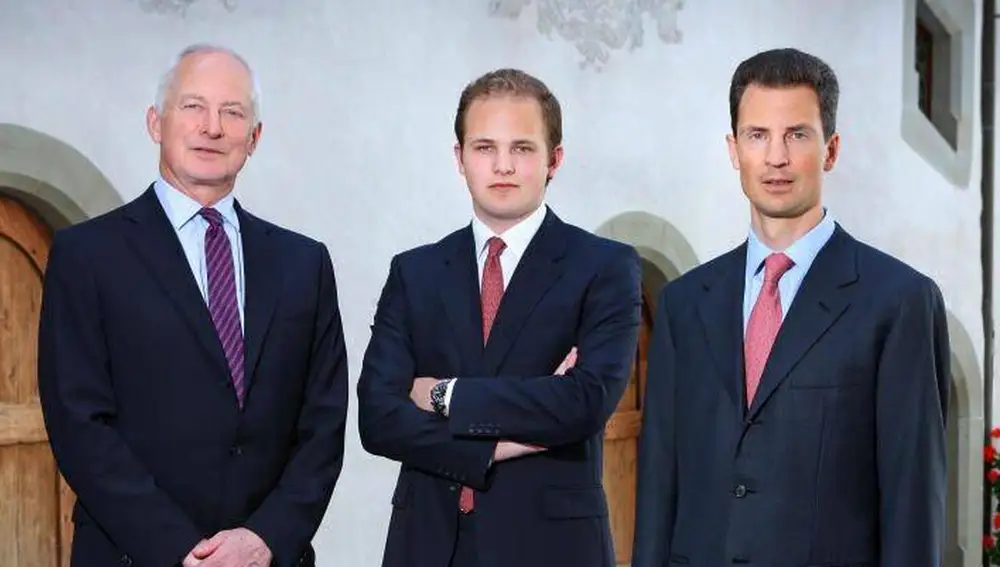 De izquierda a derecha: el príncipe soberano Juan Adán de Liechtenstein, el príncipe José y el príncipe heredero Luis