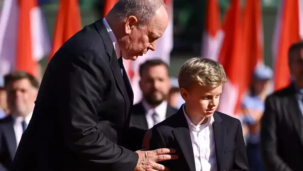 El príncipe Alberto de Mónaco junto a su hijo, el príncipe heredero Jaime