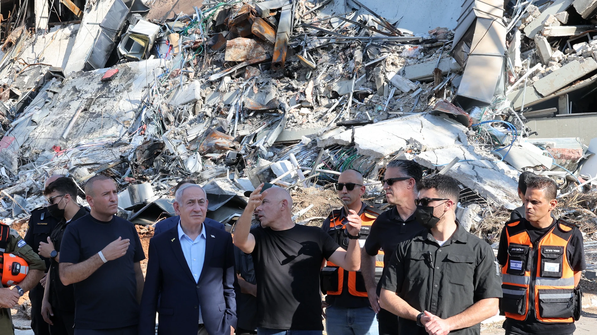 FOTODELDÍA Rehovot (Israel), 20/06/2025.- El primer ministro israelí, Benjamin Netanyahu (2-izq.), visita el Instituto de Ciencias Weizmann, que fue alcanzado por misiles iraníes en la ciudad central de Rehovot, Israel, el 20 de junio de 2025. Irán e Israel han estado intercambiando ataques desde que Israel atacó con misiles Irán el 13 de junio de 2025. EFE/EPA/JACK GUEZ / POOL