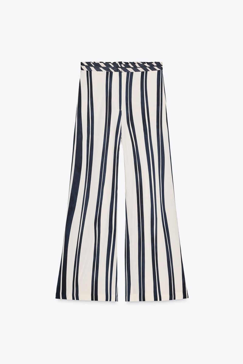 Pantalón de rayas.