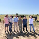 Rubén Serrano visita junto a Yolanda de Gregorio, una explotación de bovino de raza Serrana Negra en La Muela, Soria