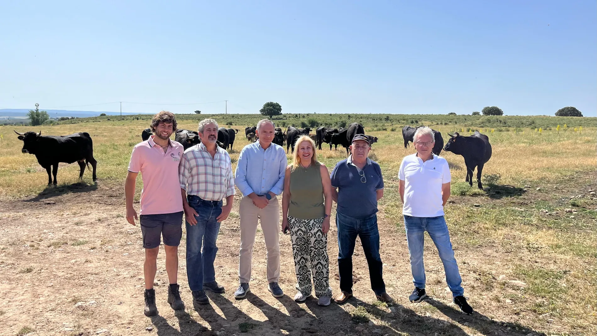 Rubén Serrano visita junto a Yolanda de Gregorio, una explotación de bovino de raza Serrana Negra en La Muela, Soria