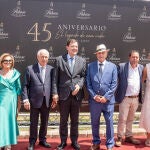 Mañueco con la familia Pérez Pascuas en el 45 aniversario de Viña Pedrosa