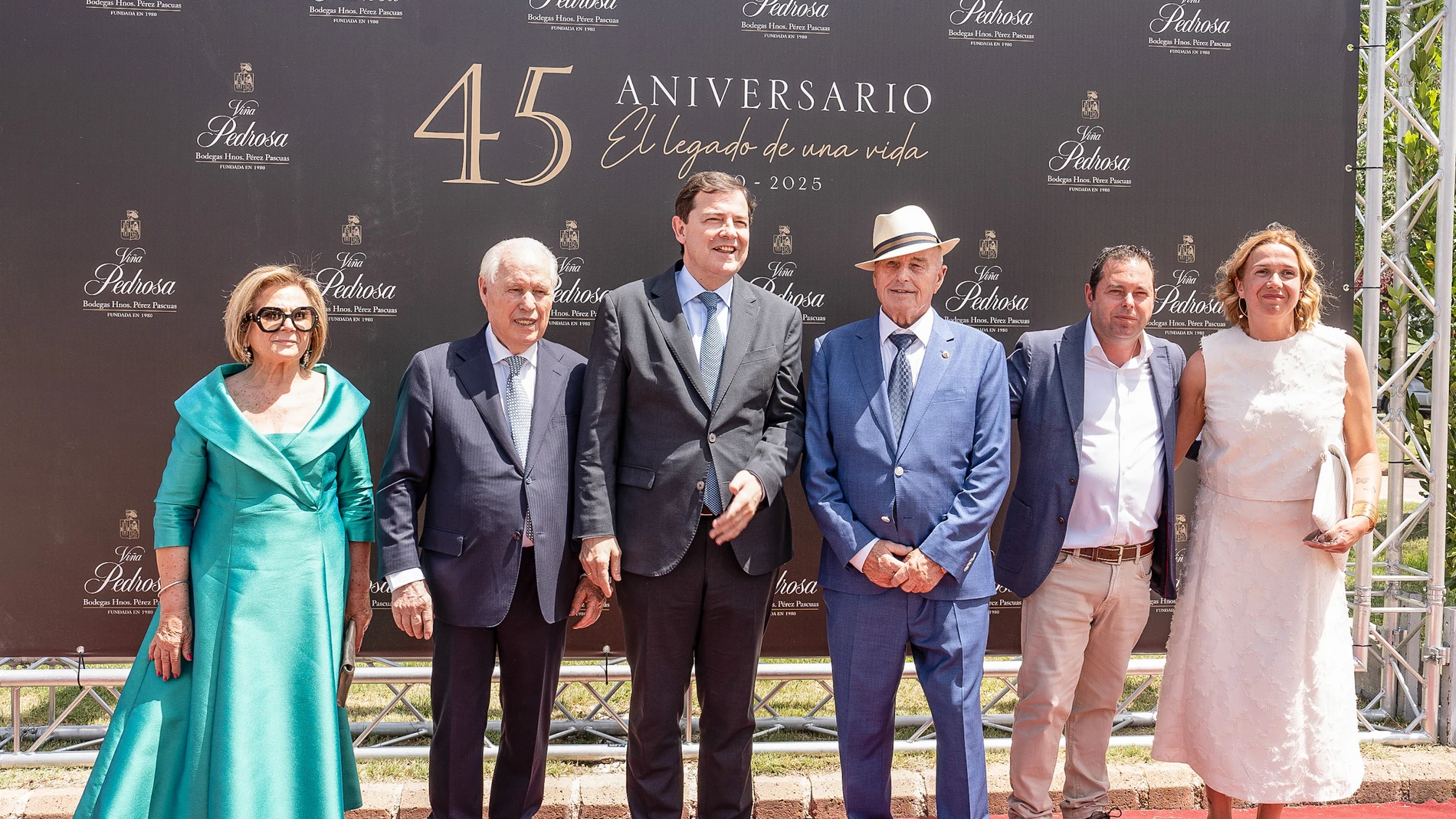 Mañueco con la familia Pérez Pascuas en el 45 aniversario de Viña Pedrosa
