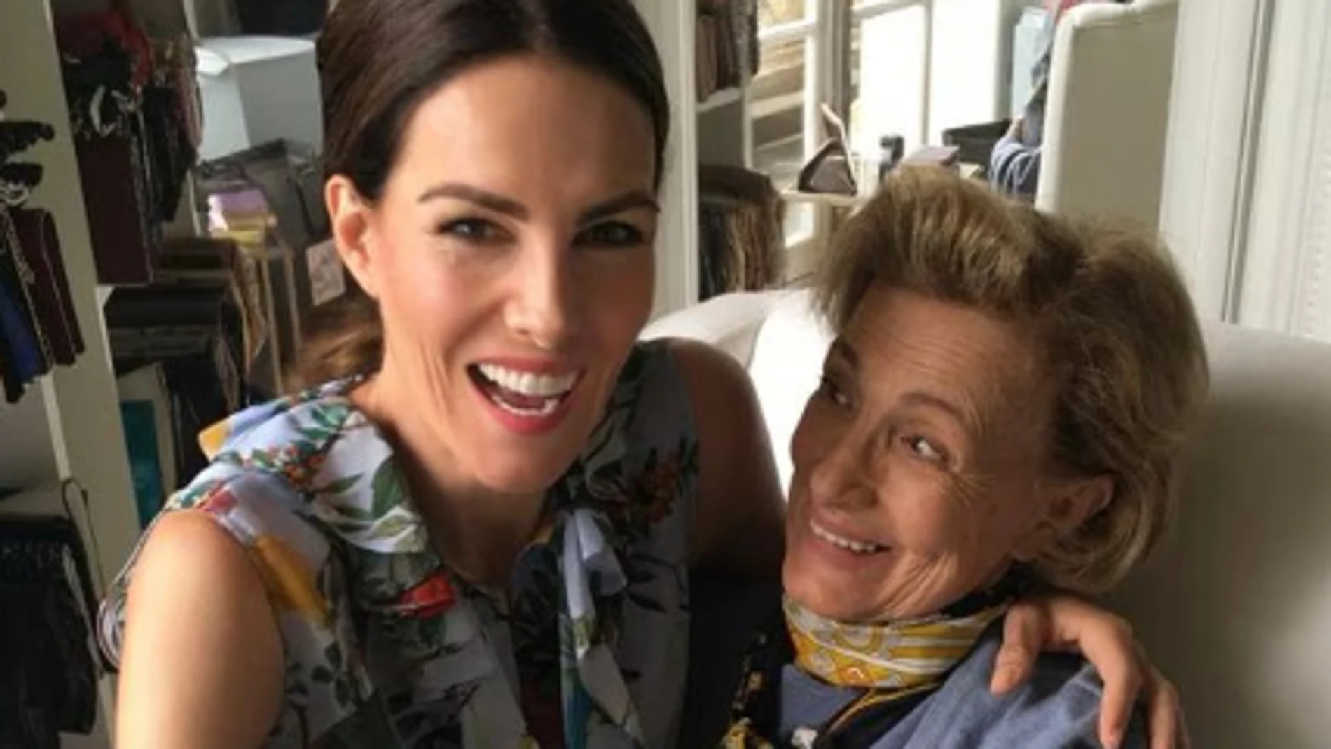 Adriana Abascal junto a su madre Nieves