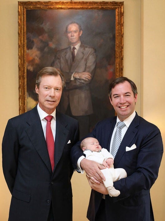 El gran duque Enrique de Luxemburgo junto a su hijo, el gran duque heredero Guillermo, quien sostiene al pequeño Carlos de Luxemburgo