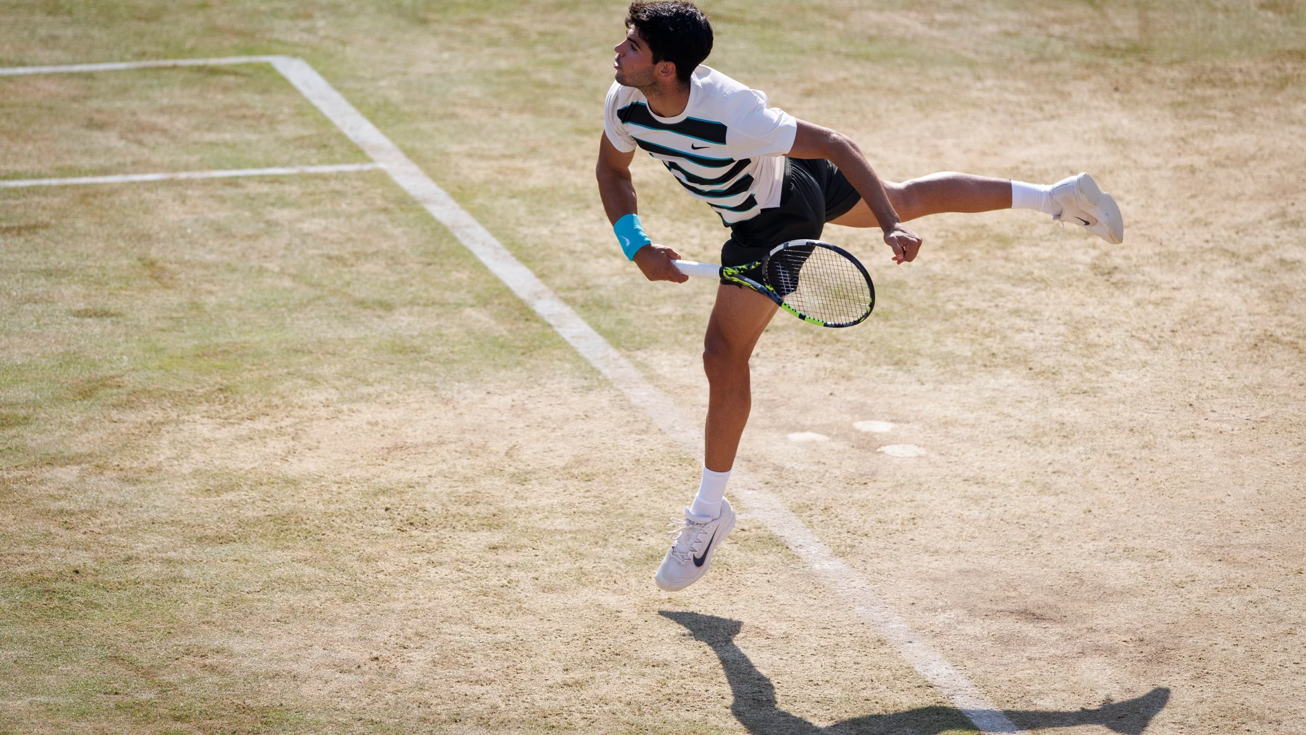 FOTODELDÍA LONDRES (Reino Unido), 20/06/2025.- Carlos Alcaraz de España en acción durante su partido de cuartos de final contra Arthur Rinderknech de Francia en el torneo de tenis Queen's en Londres, Gran Bretaña, el 20 de junio de 2025. EFE/EPA/TOLGA AKMEN