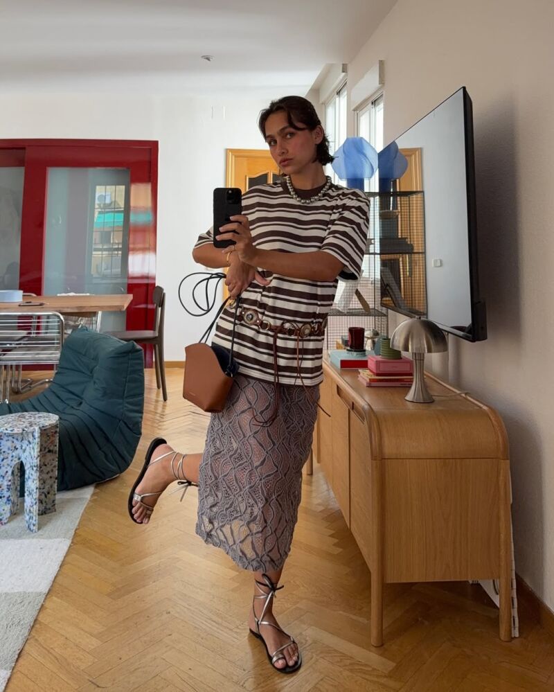 Influencer con falda midi.