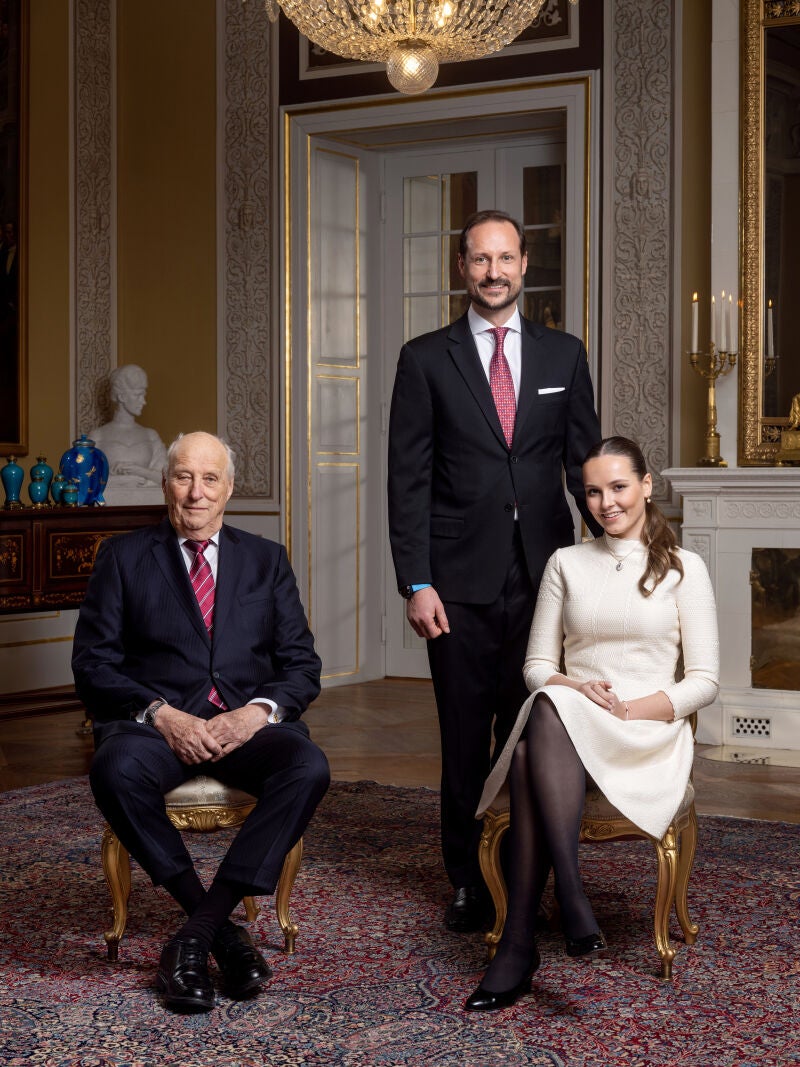 El rey Harald V de Noruega, acompañado de su hijo, el príncipe heredero Haakon, y su nieta, la princesa Ingrid Alexandra