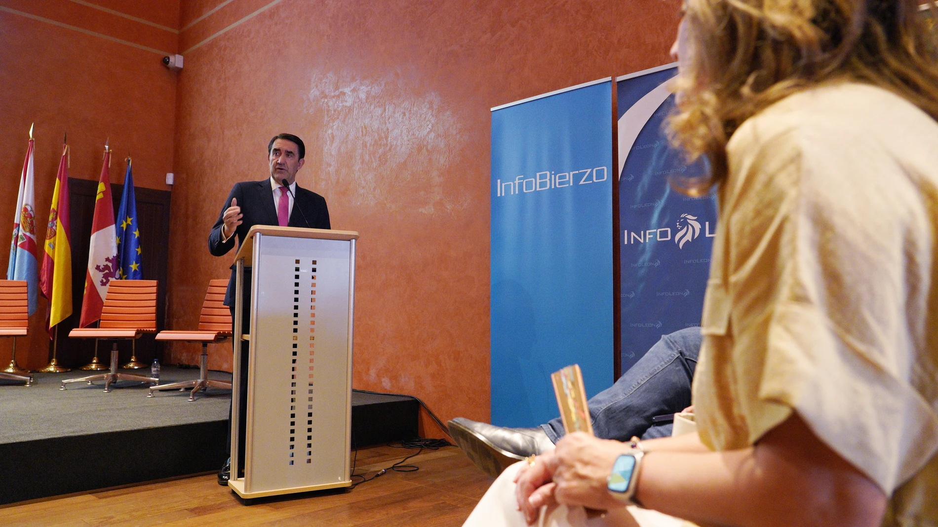 Suárez-Quiñones participando en el foro