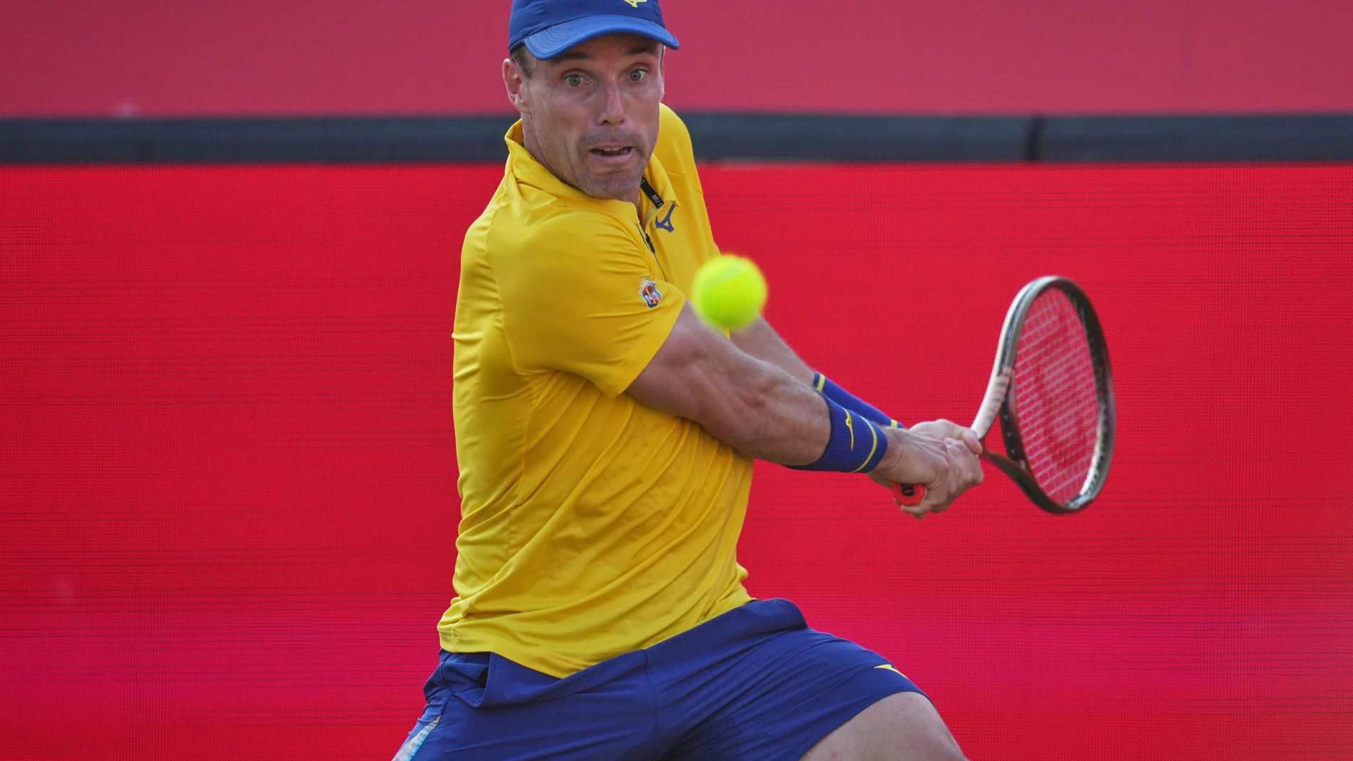 Spain's Roberto Bautista Agut plays a return to Denmark's Holger Rune during the quarterfinal match of the Queen's Club Championships tennis tournament in London, Friday, June 20, 2025. (AP Photo/Kin Cheung)