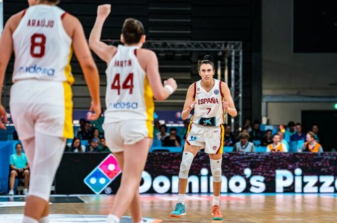Alba Torrens, Iyana Martín y Araújo, en el partido ante Alemania