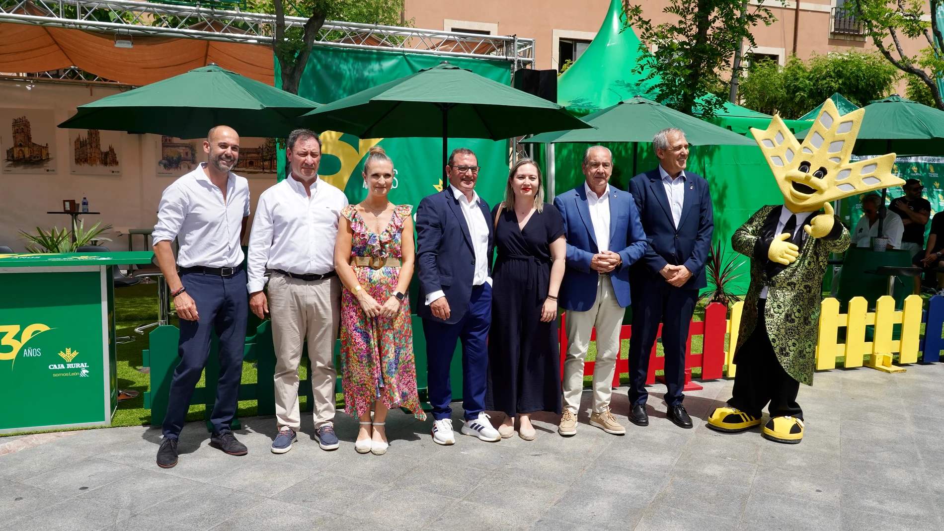 El director general de Caja Rural, Cipriano García Rodríguez, y el director de Comunicación y Relaciones Institucionales, Narciso Prieto, participan, entre otras autoridades, en la inauguración del espacio festivo que instala Caja Rural en León con motivo de las fiestas de san Juan y san Pedro