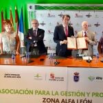 Suárez-Quiñones en la firma del acuerdo con la Asociación de Empresarios de Gordón