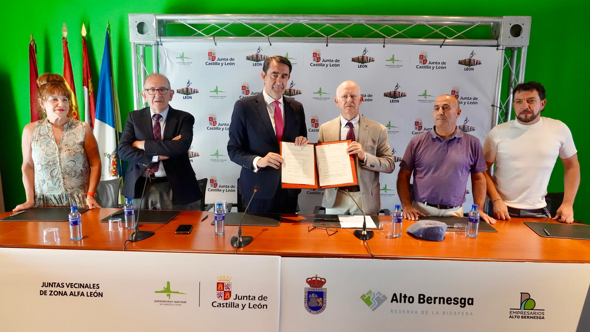 Suárez-Quiñones en la firma del acuerdo con la Asociación de Empresarios de Gordón