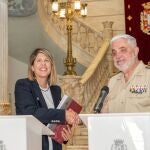 La alcaldesa de Cartagena, Noelia Arroyo, y el director general del Instituto de Vivienda, Infraestructura y Equipamiento de la Defensa (INVIED), el general de brigada Sebastián Marcos Morata, tras firmar el acuerdo