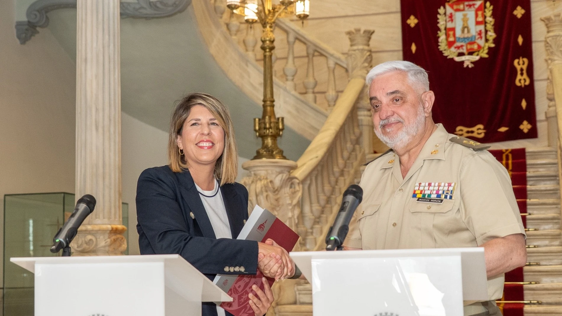 La alcaldesa de Cartagena, Noelia Arroyo, y el director general del Instituto de Vivienda, Infraestructura y Equipamiento de la Defensa (INVIED), el general de brigada Sebastián Marcos Morata, tras firmar el acuerdo REMITIDA / HANDOUT por AYUNTAMIENTO DE CARTAGENA Fotografía remitida a medios de comunicación exclusivamente para ilustrar la noticia a la que hace referencia la imagen, y citando la procedencia de la imagen en la firma 20/06/2025