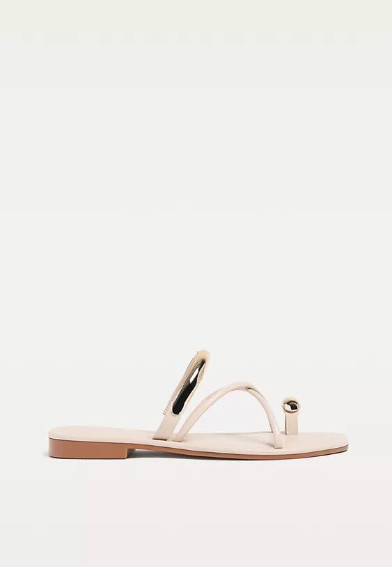 Sandalias con detalle metálico.