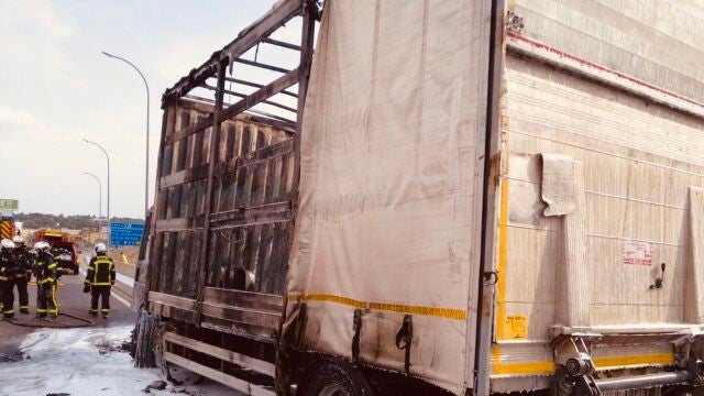 MADRID.-Sucesos.- Un conductor sale ileso tras incendiarse la cabina de su camión en la A-1, a la altura de Alcobendas