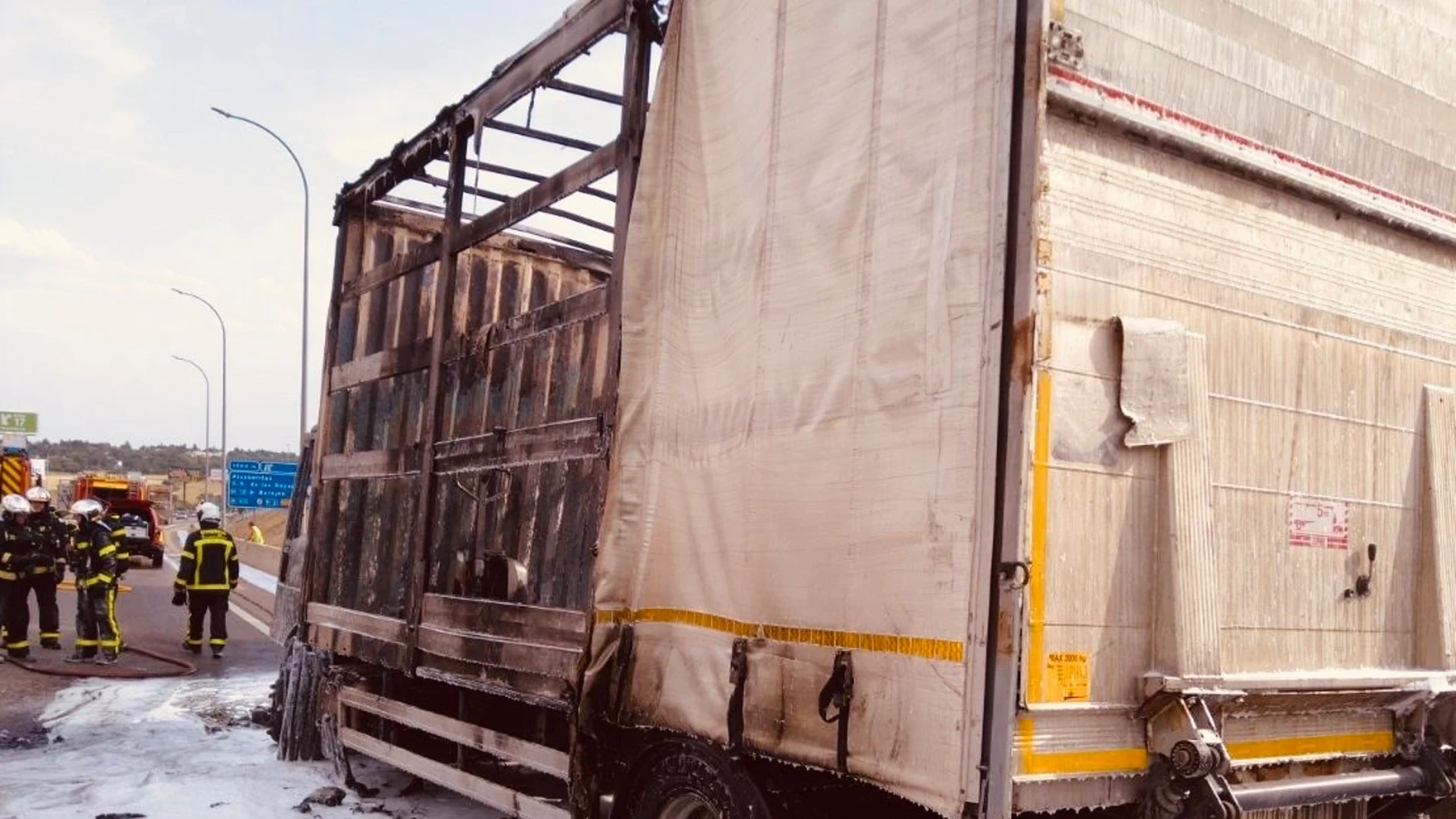MADRID.-Sucesos.- Un conductor sale ileso tras incendiarse la cabina de su camión en la A-1, a la altura de Alcobendas