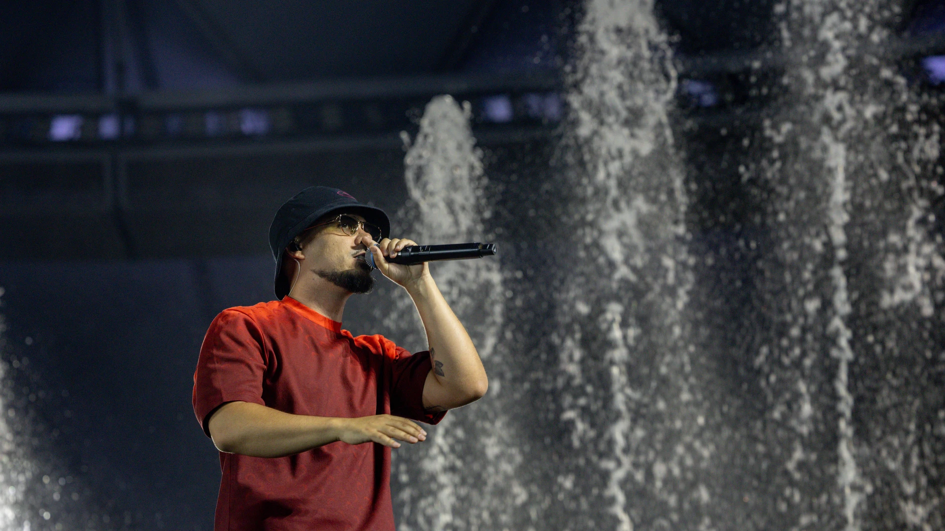 El cantante Dellafuente durante su concierto, en el Estadio Riyadh Air Metropolitano, a 20 de junio de 2025, en Madrid (España). Dellafuente, nombre artístico de Pablo Enoc Bayo, es uno de los artistas más influyentes de la música urbana española actual. Su estilo se caracteriza por una fusión única de trap, flamenco, reguetón, rap y ritmos latinos, a lo que él mismo denomina “folclore atemporal” o “música folklórica fusión”. El artista granadino actúa en el Estadio Riyadh Air Metropolitano d...