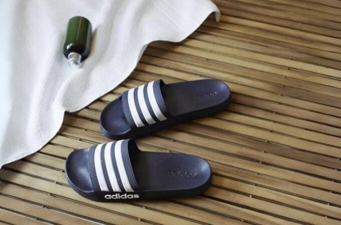 Así se preparan las marcas para el Prime Day 2025: chanclas de hombre Adidas, Puma, Crocs... a precio mínimo