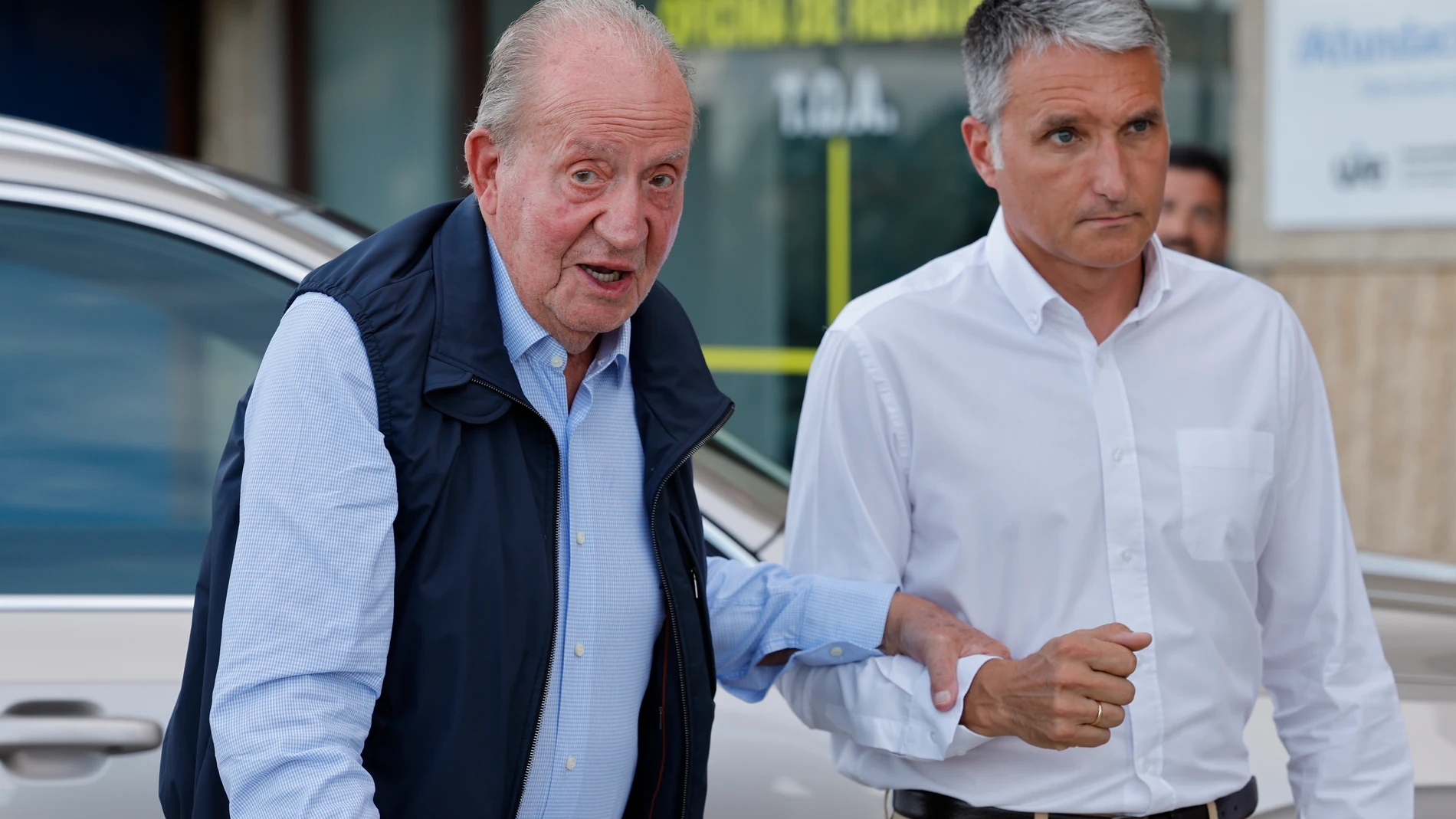 SANXENXO (PONTEVEDRA), 21/06/2025.- El rey emérito Juan Carlos I a su llegada a la cena mantenida con la tripulación, este sábado en Sanxenxo. EFE/ Lavandeira