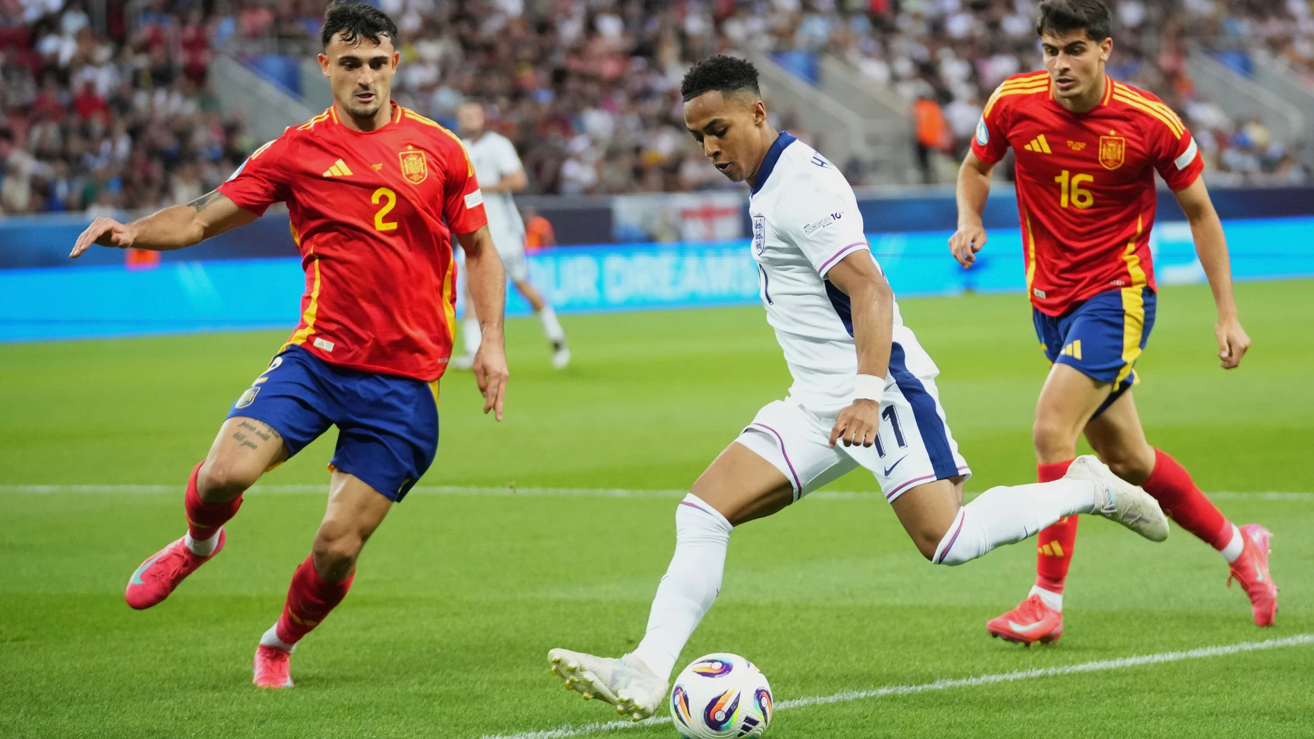 Spain's Marc Pubill, left, tries to block a shot from England's Omari Hutchinson, center, during a quarter final soccer match between Spain and England at the European U-21 Championship at the Anton Malatinsky Stadium, in Trnava, Slovakia, Saturday, June 21, 2025. (AP Photo/Petr David Josek)