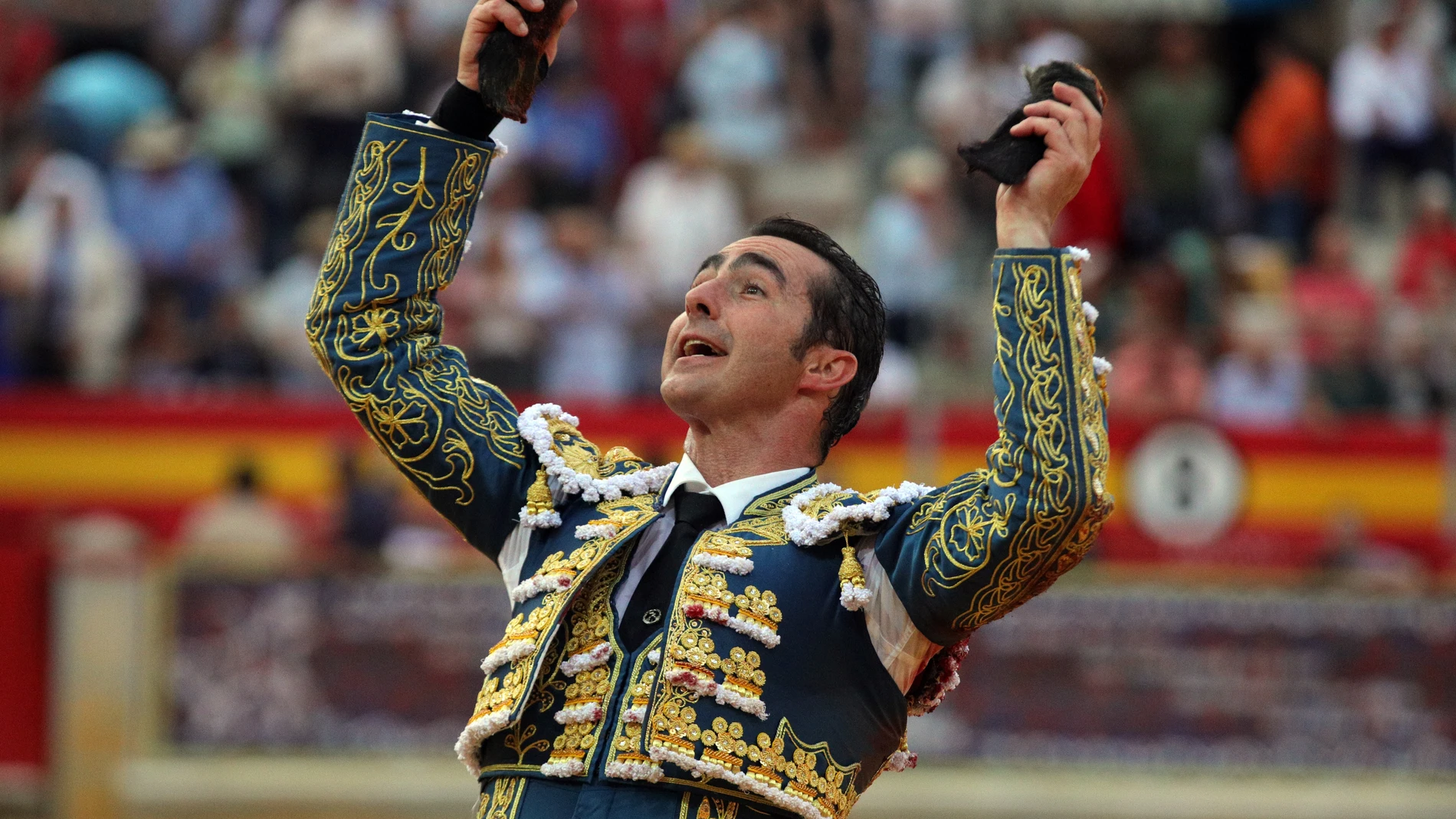 GRANADA (ANDALUCÍA), 21/06/2025.- El diestro David Fandila El Fandi corta dos orejas a su segundo toro durante el festejo taurino de las Fiestas del Corpus Christi celebrado este sábado en la monumental El Frascuelo de Granada. EFE/Pepe Torres.