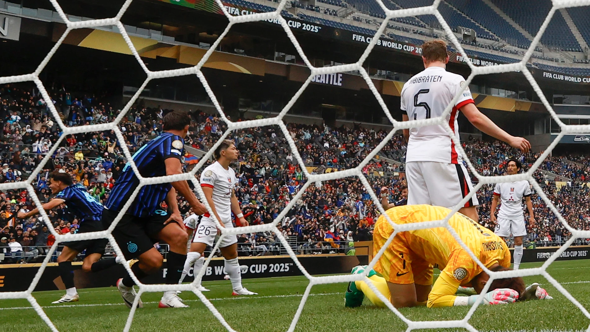 SEATTLE (United States), 21/06/2025.- Inter Milan's Valentin Carboni (L) celebrates after scoring the 2-1 goal past Urawa Red Daimonds goalkeeper Shusaku Nishikawa (R) during the FIFA Club World Cup 2025 match between Inter Milan and Urawa Red Diamonds in Seattle, Washington, USA, 21 June 2025. (Mundial de Fútbol) EFE/EPA/JOHN G. MABANGLO