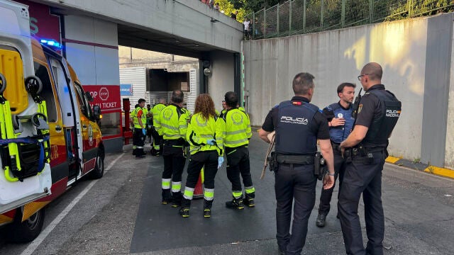 Una mujer grave al caer desde 7 metros tras ser agredida por hombre en estación en Madrid
