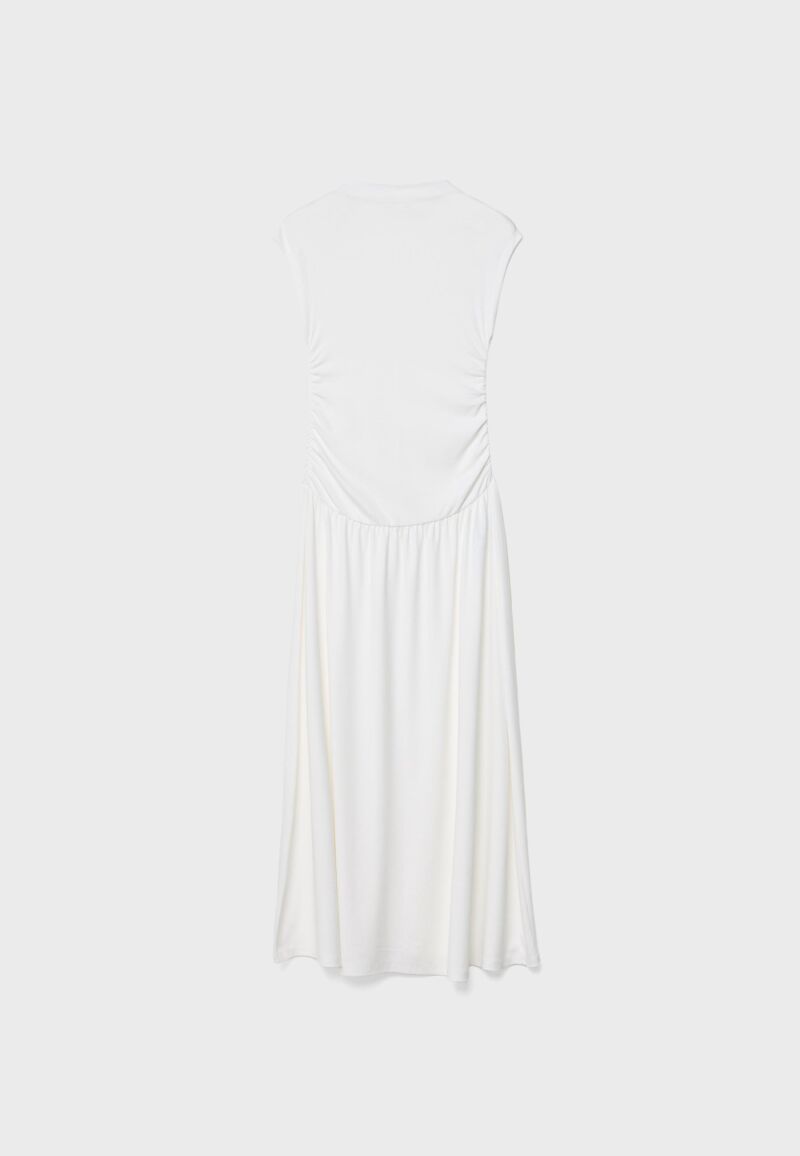 Vestido blanco de cuello chimenea.