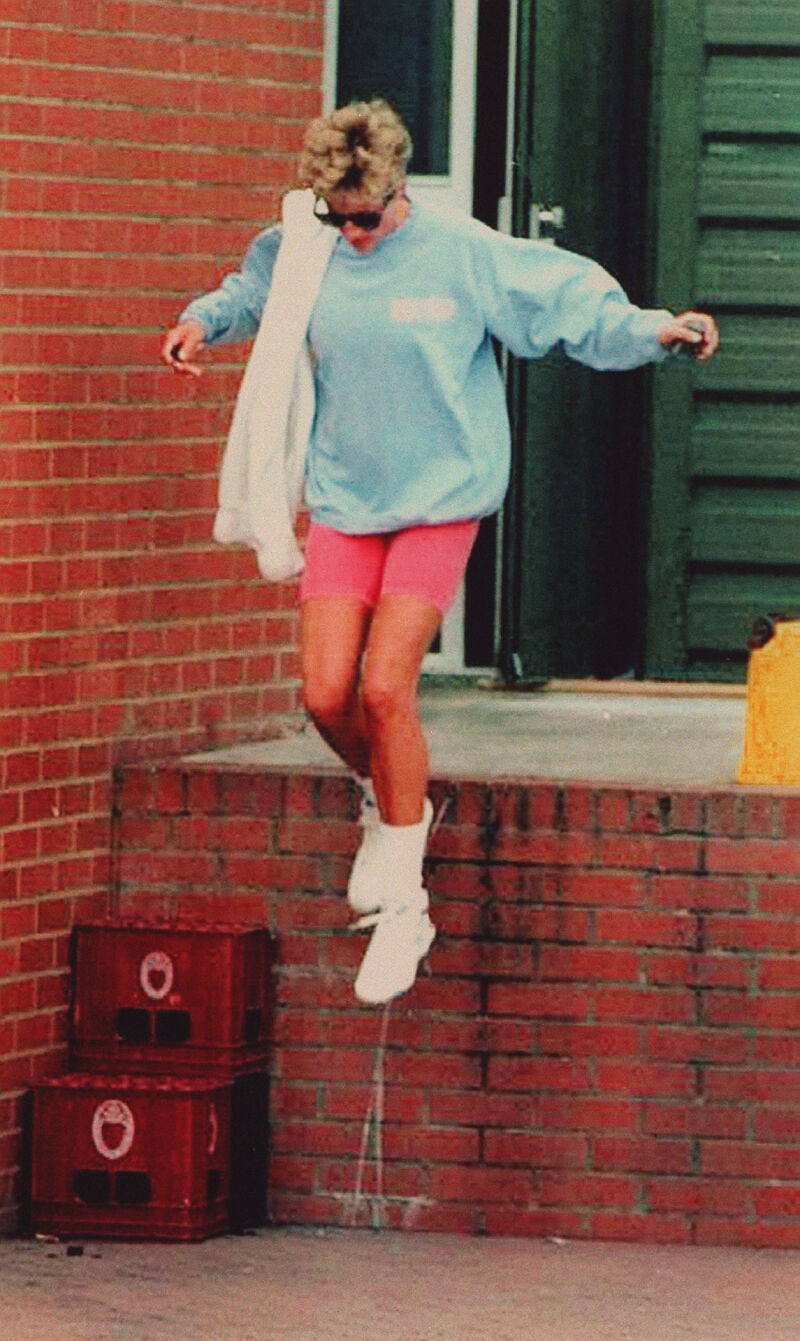 La princesa Lady Di a la salida del gimnasio
