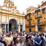 Decenas de devotos se concentran a las puertas de la Basílica de la Macarena 