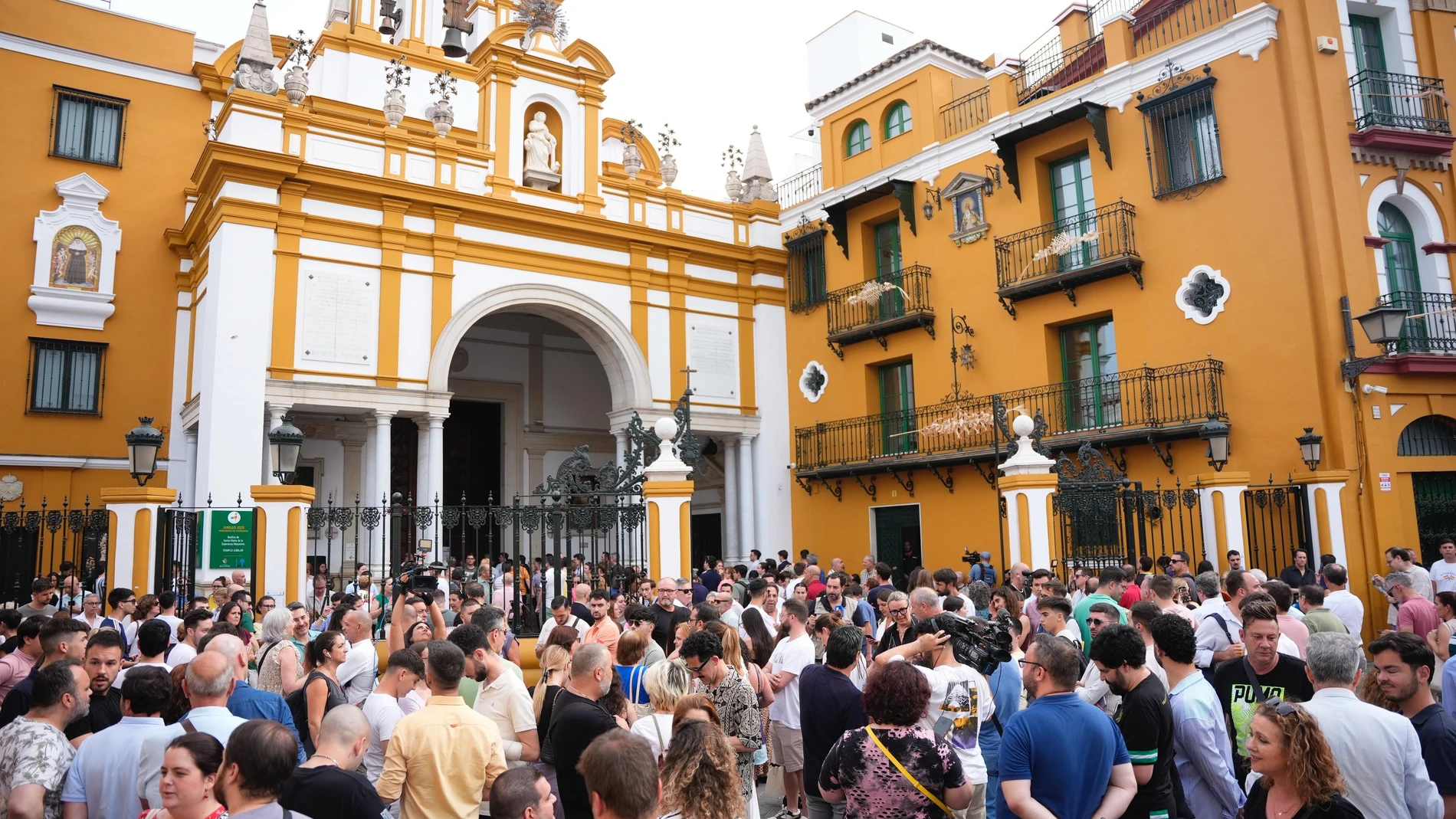 Decenas de devotos se concentran a las puertas de la Basílica de la Macarena