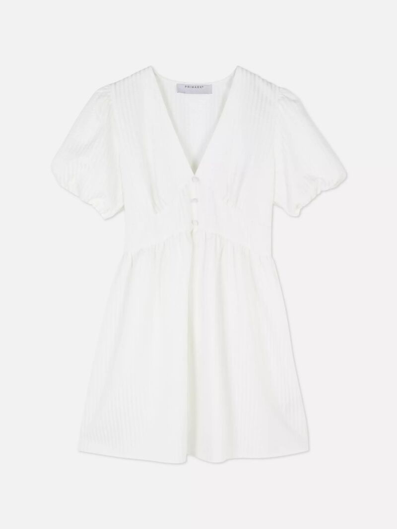 Vestido blanco de mangas abullonadas.