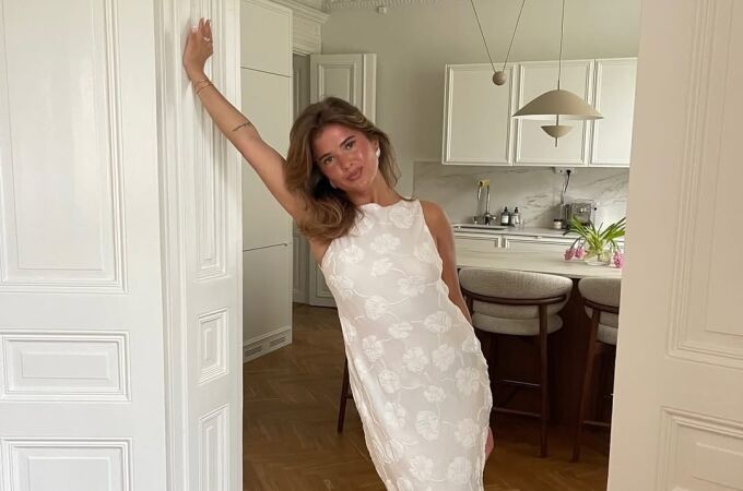 Influencer con vestido blanco. 