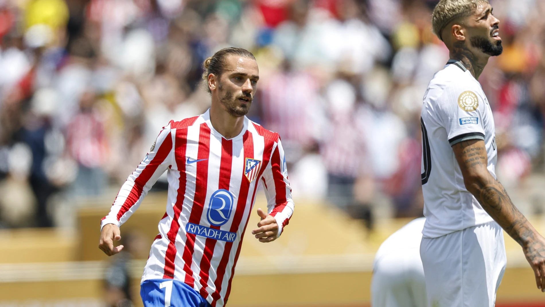 PASADENA (United States), 23/06/2025.- Antoine Griezmann of Atletico Madrid (L) in action during the FIFA Club World Cup 2025 soccer match between Atletico Madrid and Botafogo, in Pasadena, California, USA, 23 June 2025. (Mundial de Fútbol) EFE/EPA/CAROLINE BREHMAN