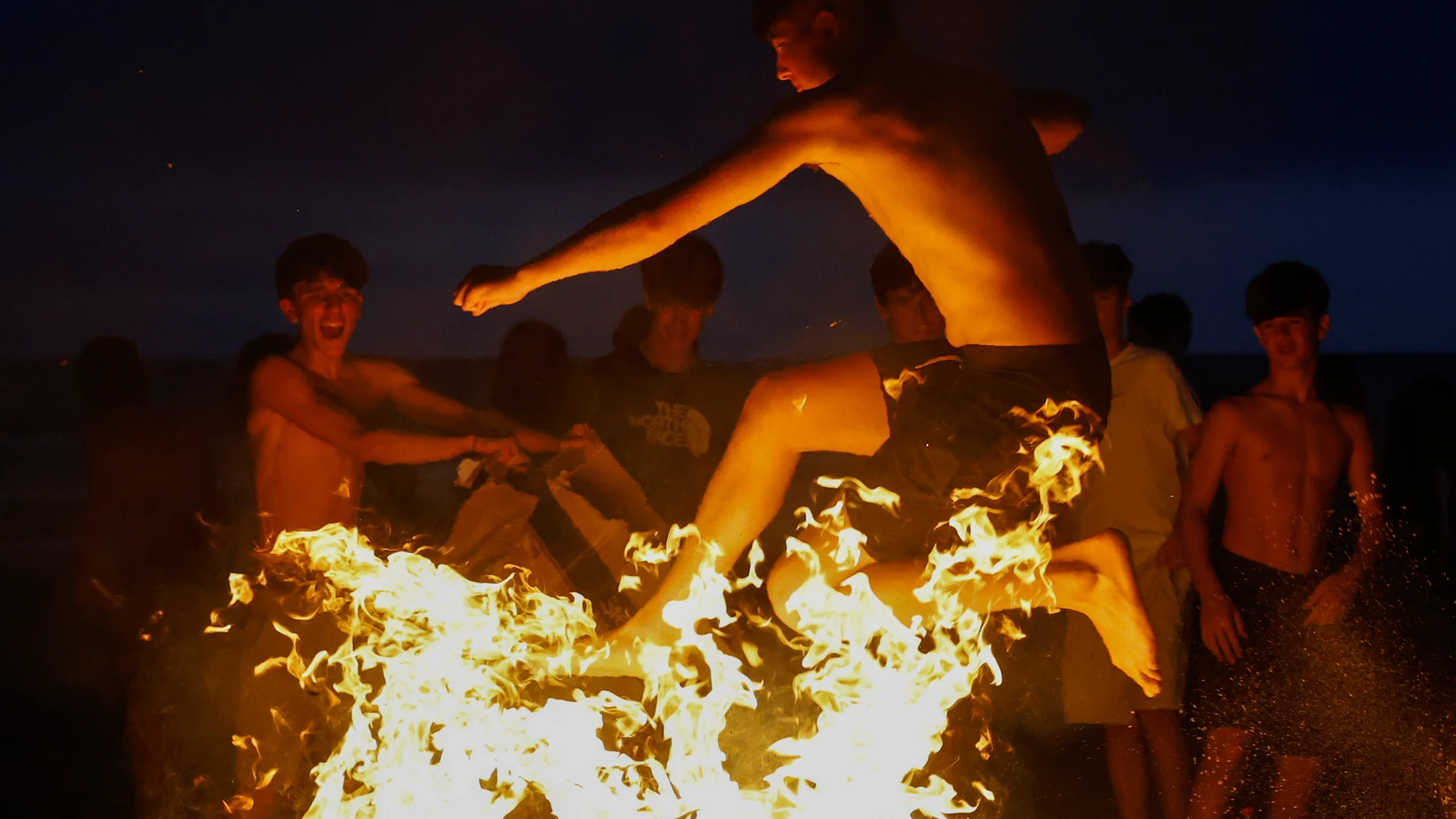 SAN SEBASTIÁN, 23/06/2025.- Celebración de la noche de San Juan este lunes en San Sebastián, en una jornada en la que la Diputación de Gipuzkoa ha hecho un llamamiento a la ciudadanía, así como a asociaciones y colectivos, a "extremar la precaución" y actuar con la "máxima prudencia" durante la celebración de la noche de San Juan para evitar "accidentes o sucesos no deseados". EFE/Juan Herrero