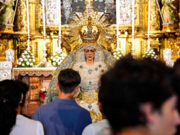 Veneración de Nuestra Señora de la Esperanza Macarena tras la actuación de mantenimiento y conservación (Sevilla)
