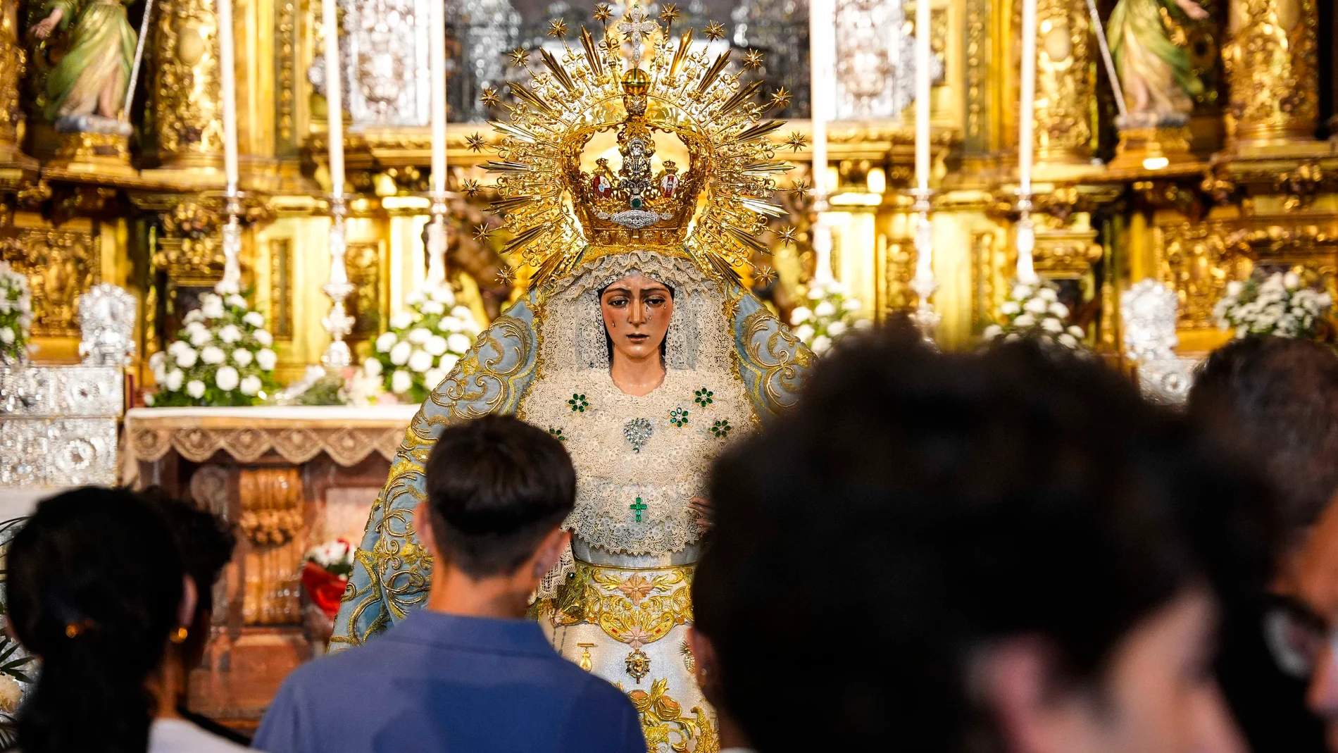 Imágenes de la veneración de Nuestra Señora de la Esperanza Macarena tras la actuación de mantenimiento y conservación, a 23 de junio de 2025 en Sevilla (Andalucía, España). La hermandad de la Macarena, informó a sus hermanos en un Cabildo General de Hermanos, la actuación de mantenimiento y conservación a los tres titulares de la hermandad antes de la llegada del verano. El pasado sábado, 21 de junio, la imagen de Nuestra Señora de la Esperanza se expuso en su camarín, tras las tareas anteri...