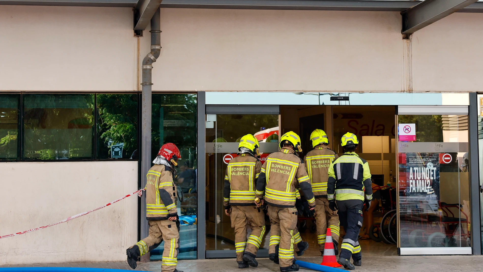 VALENCIA, 23/06/2025.- Efectivos del cuerpo de bomberos acuden a la planta de Psiquiatría del hospital La Fe de Valencia en la que este lunes ha fallecido una mujer debido a un incendio que ha obligado a evacuar a los pacientes y al personal de esa planta y de una inferior. EFE/ Ana Escobar