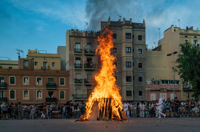 Barcelona celebra la verbena de Sant Joan
