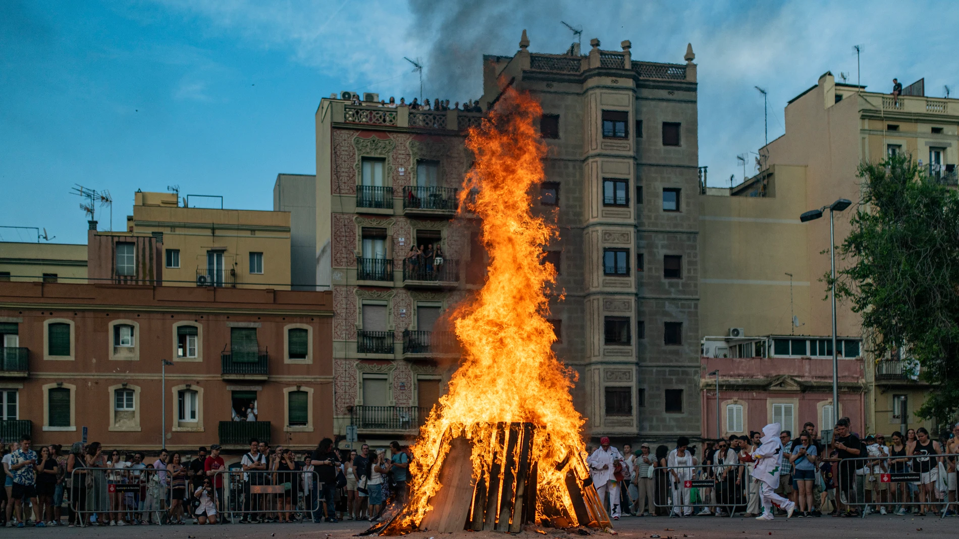 Una hoguera en el barrio de La Barceloneta, durante la verbena de Sant Joan, a 23 de junio de 2025, en Barcelona, Cataluña (España). La verbena de Sant Joan en Barcelona se celebra la noche de hoy, 23 de junio, con hogueras, petardos y fiestas populares en todos los barrios. El acto central es la llegada de la Flama del Canigó, que recorre la ciudad hasta la plaza Sant Jaume, donde se enciende el pebetero en una ceremonia con castellers y figuras festivas. Las playas se llenan de gente que di...